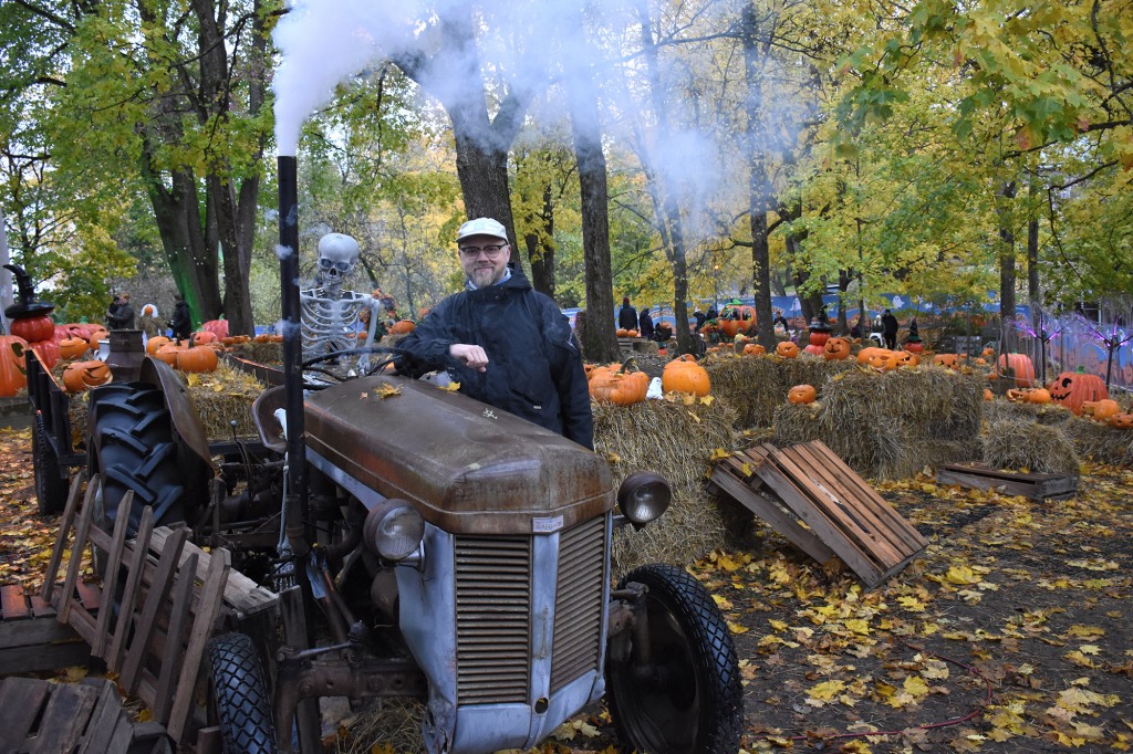 Savuava traktori halloweeks-tapahtumassa