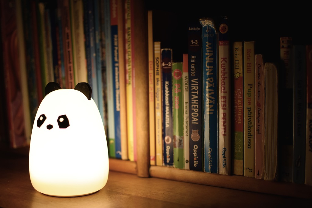 Pandalamppu lasten kirjahyllyssä
